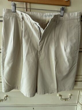J. Crew Men’s Cotton Twill Stonewashed Flat Front Shorts in Light Khaki GUC.